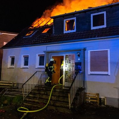 FW Porta Westfalica: 13.04.2025 - Wohnhaus-/Dachstuhlbrand in Vennebeck