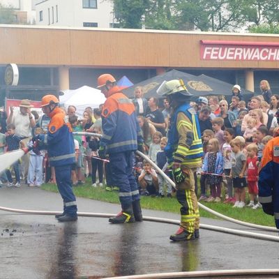 FW Weinheim: Auch bei Regen fasziniert die Freiwillige Feuerwehr großer Besucherandrang auf der Wache Süd