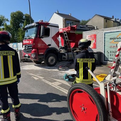 FW Düren: Dieseltank an LKW aufgerissen