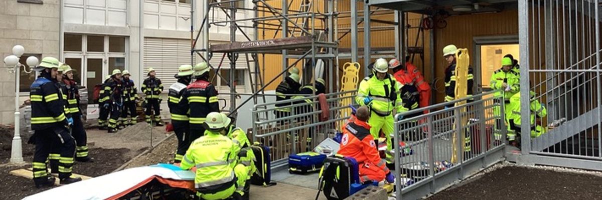 FW-M: Zwei Arbeiter stürzen auf Baustelle ab (Großhadern)