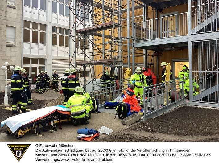FW-M: Zwei Arbeiter stürzen auf Baustelle ab (Großhadern)