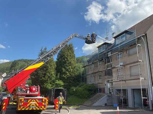 FW-PL: Ortsteil Stadtmitte - Brand in Dachgaube