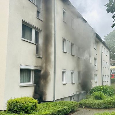 FW-HAAN: Kellerbrand in Mehrparteienhaus - Hund gerettet, mehrere Personen durch Rauchgase verletzt