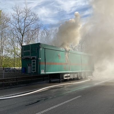 FW-DO: LKW Brand auf der A 45 / Abfall brennt auf Sattelauflieger