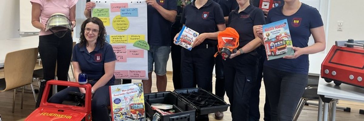 FW Beverungen: Erfolgreiches Grundlagenseminar zur Brandschutzerziehung bei der Feuerwehr Beverungen / Feuerwehrangehörige qualifizieren sich für die wichtige Präventionsarbeit