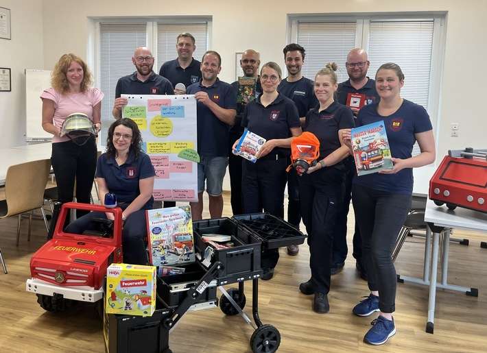 FW Beverungen: Erfolgreiches Grundlagenseminar zur Brandschutzerziehung bei der Feuerwehr Beverungen / Feuerwehrangehörige qualifizieren sich für die wichtige Präventionsarbeit