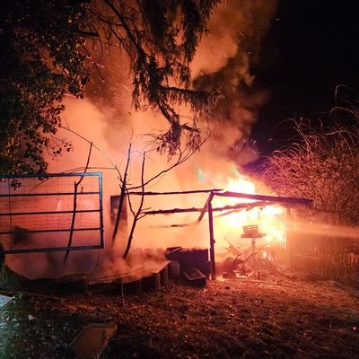 FW Burscheid: Schuppen brennt - Feuerwehr verhindert Ausbreitung des Feuers auf Wohngebäude