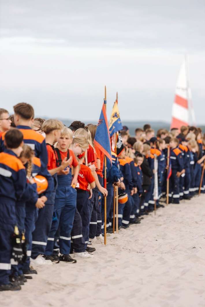 FW-HH: Zeltlager 2025 der Hamburger Jugendfeuerwehr am Ostseestrand auf Rügen