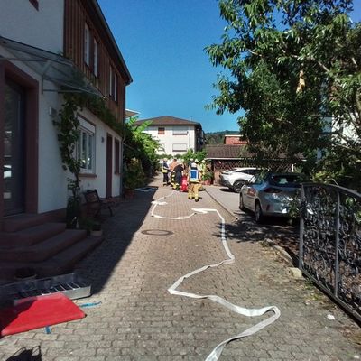 FW Weinheim: Trafostationsbrand in Lützelsachsen. Feuerwehr Weinheim bei extremer Hitze im Einsatz.