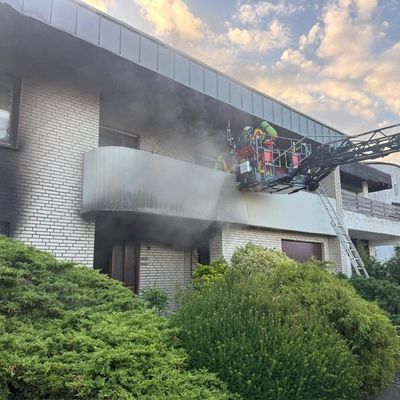 FW Düren: Wohnungsbrand in Düren - Zwei Personen von Balkon gerettet