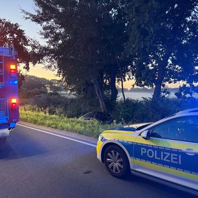 FW-AUR: Wagen von Bundesstraße in Graben gefahren