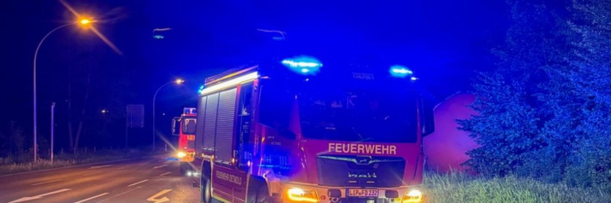 FW-DT: Orangene Kugel sorgt für nächtlichen Feuerwehreinsatz