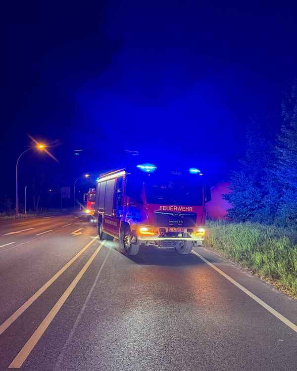 FW-DT: Orangene Kugel sorgt für nächtlichen Feuerwehreinsatz
