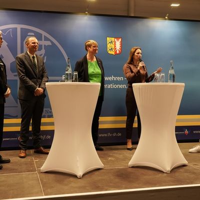 FW-LFVSH: Landesfeuerwehrversammlung 2026: Gemeinsam klarkommen - Ministerpräsident und Innenministerin würdigen Engagement der Feuerwehren und übergeben Förderbescheid zur Stärkung der Resilienz