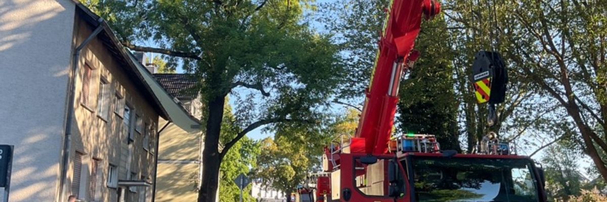 FW-DO: Ast auf Hausdach sorgt für aufwendigen Feuerwehreinsatz in Dortmund-Husen