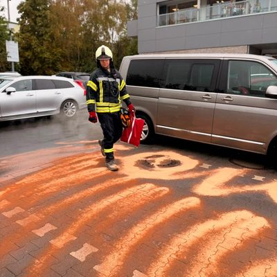 FW-EN: Ölspur durch mehrere Straßenzüge