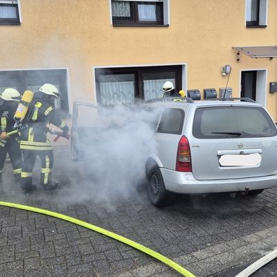 FW VG Westerburg: PKW brennt in Rotenhain vollständig aus - Rauch dringt in Mehrfamilienhaus ein