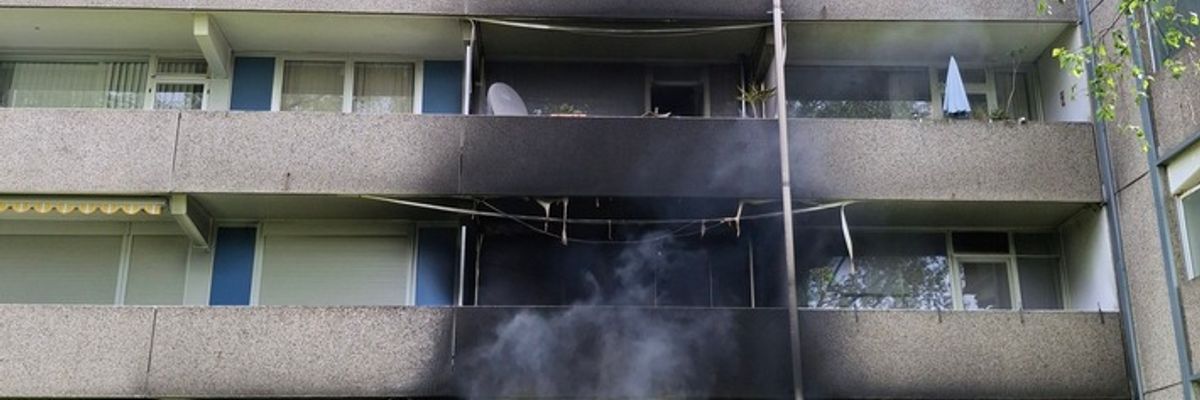 FW-BN: Wohnungsbrand in Bonn-Auerberg - Brandwohnung vollständig ausgebrannt - drei weitere Wohneinheiten durch Brandrauch vorübergehend nicht bewohnbar