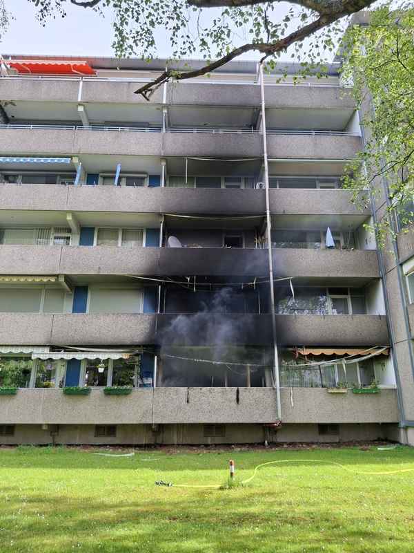FW-BN: Wohnungsbrand in Bonn-Auerberg - Brandwohnung vollständig ausgebrannt - drei weitere Wohneinheiten durch Brandrauch vorübergehend nicht bewohnbar