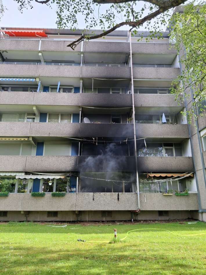FW-BN: Wohnungsbrand in Bonn-Auerberg - Brandwohnung vollständig ausgebrannt - drei weitere Wohneinheiten durch Brandrauch vorübergehend nicht bewohnbar
