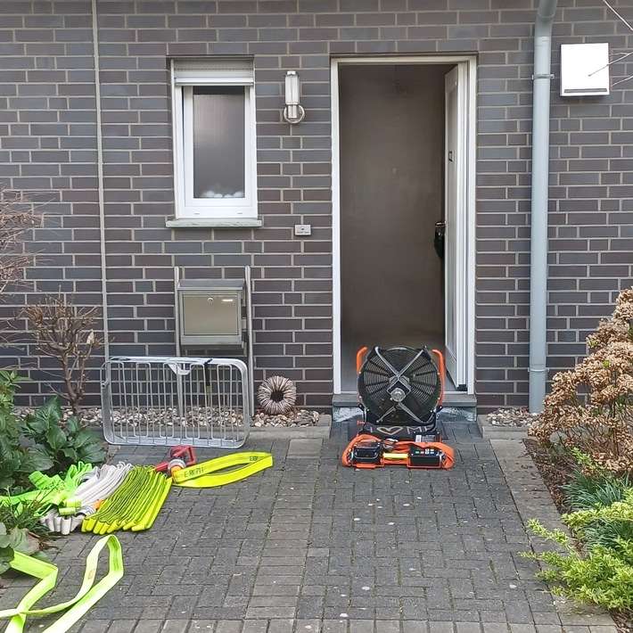FW-EN: Wetter - Rauchwarnmelder löst Alarm aus - Person aus Wohnung gerettet