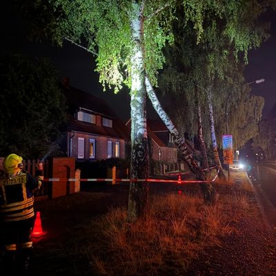 FW Flotwedel: Nächtliche Einsätze für die Feuerwehr in der Klostergemeinde: Sturmschäden und vermuteter Schwelbrand