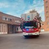FW-E: Feuer im Dachgeschoss eines Mehrfamilienhauses - Feuerwehrmann in der Freizeit hilft bei Ersterkundung
