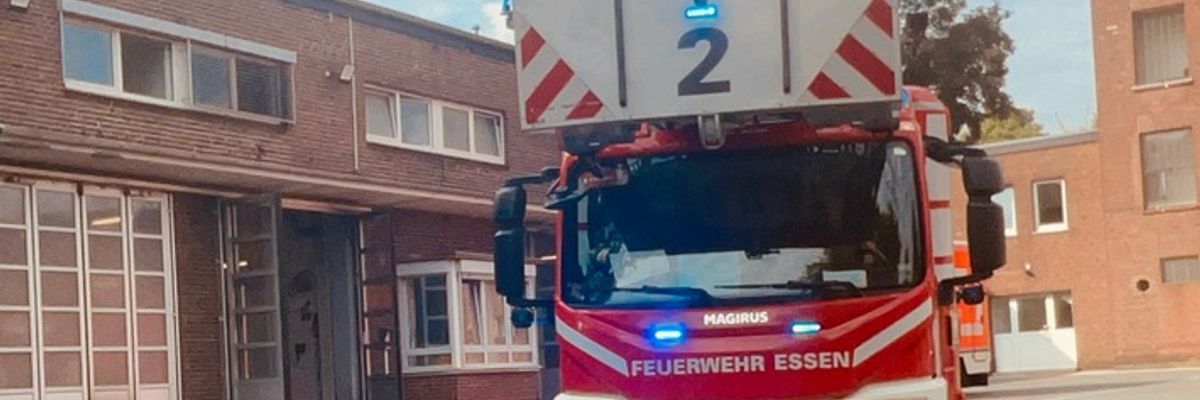 FW-E: Feuer im Dachgeschoss eines Mehrfamilienhauses - Feuerwehrmann in der Freizeit hilft bei Ersterkundung