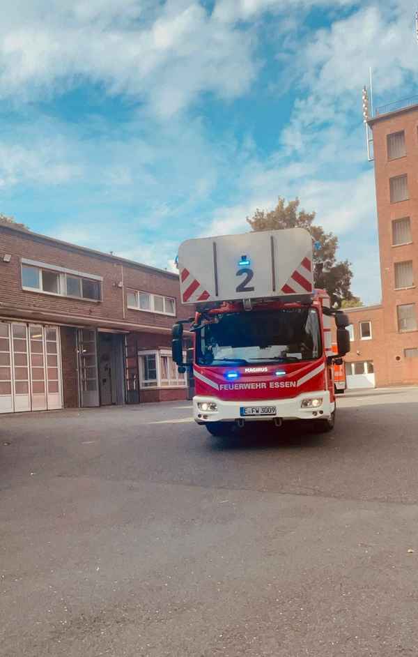 FW-E: Feuer im Dachgeschoss eines Mehrfamilienhauses - Feuerwehrmann in der Freizeit hilft bei Ersterkundung