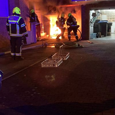 FW Bergheim: Garagenbrand in Quadrath-Ichendorf - Flammen drohen auf Wohnhaus überzugreifen