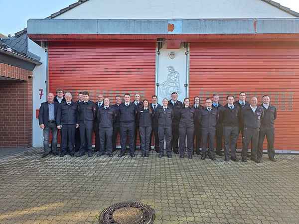 FW Bergheim: Beförderungen und Ernennungen bei der Feuerwehr Bergheim Lehrgang abgeschlossen und nächster steht in den Startlöchern - Weitere Mitarbeiter befördert