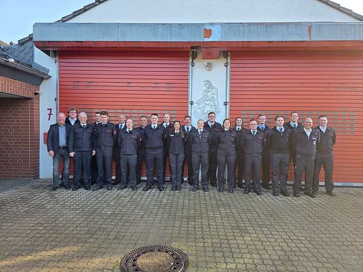 FW Bergheim: Beförderungen und Ernennungen bei der Feuerwehr Bergheim Lehrgang abgeschlossen und nächster steht in den Startlöchern - Weitere Mitarbeiter befördert