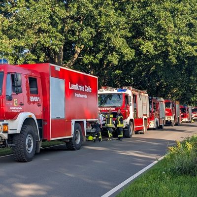 FW Flotwedel: Brennende Ballenpresse sorgt für überörtlichen Feuerwehreinsatz bei Papenhorst