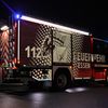 FW-E: Kleintransporter brennt vor Lagerhalle - Feuerwehr verhindert Brandausbreitung