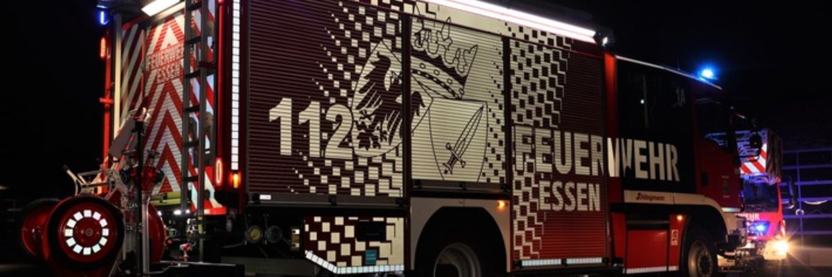 FW-E: Kleintransporter brennt vor Lagerhalle - Feuerwehr verhindert Brandausbreitung