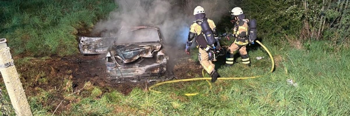 FW-PL: Ortsteil Köbbinghauser Hammer - PKW löst Flächenbrand aus