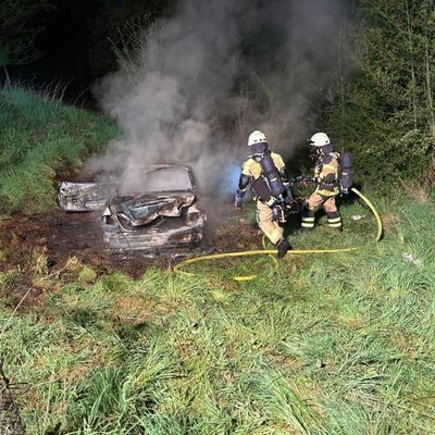 FW-PL: Ortsteil Köbbinghauser Hammer - PKW löst Flächenbrand aus