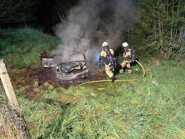FW-PL: Ortsteil Köbbinghauser Hammer - PKW löst Flächenbrand aus
