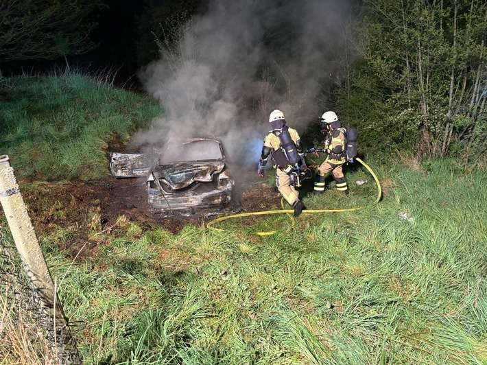 FW-PL: Ortsteil Köbbinghauser Hammer - PKW löst Flächenbrand aus