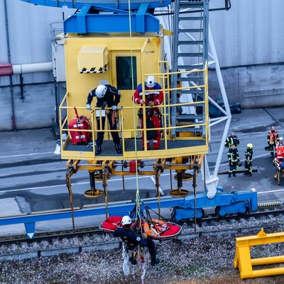 Feuerwehr MTK: Höhenrettung und Menschenrettung unter Stahlringen: Realistische Einsatzübung in Okriftel