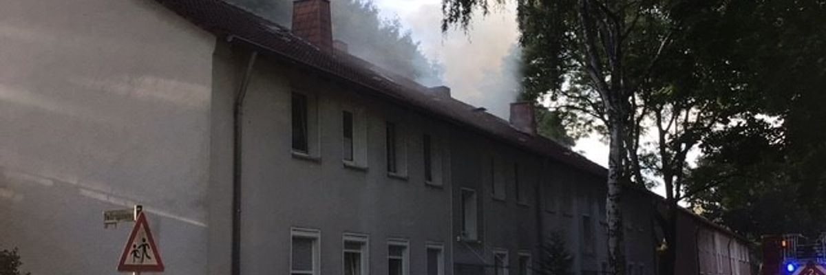 FW-GE: Dachstuhlbrand in Gelsenkirchen-Hassel - Bewohnerin gerettet, Feuerwehr im Großeinsatz