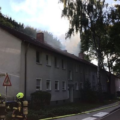 FW-GE: Dachstuhlbrand in Gelsenkirchen-Hassel - Bewohnerin gerettet, Feuerwehr im Großeinsatz