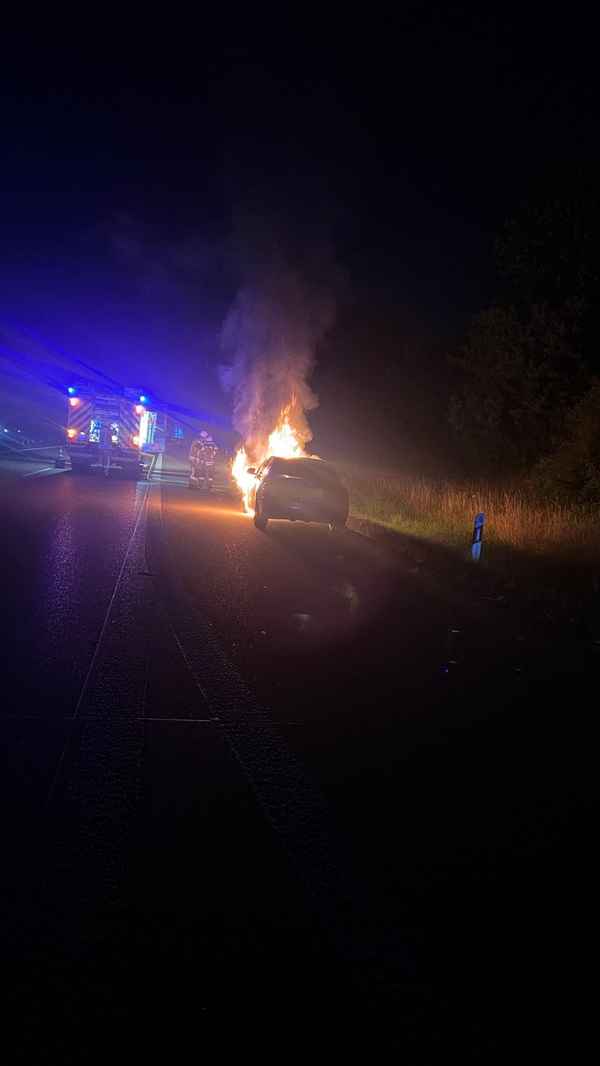 FW-Greven: PKW-Brand auf Bundesautobahn
