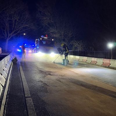 FW Flotwedel: Fahrzeug kollidiert mit Straßenleitwand bei Oppershausen