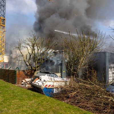 FW Porta Westfalica: 10.03.2026 - Großbrand einer KFZ-Werkstatt in Porta Westfalica Barkhausen