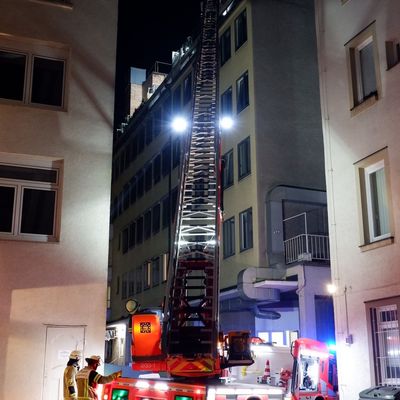 FW Stuttgart: Brand in Dachgeschosswohnung in Stuttgart-West