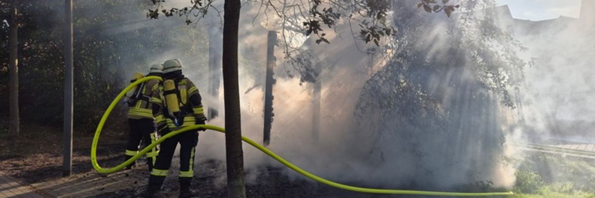 FW Südheide: Holzunterstand mit Dixi-Klo brennen in Hermannsburg