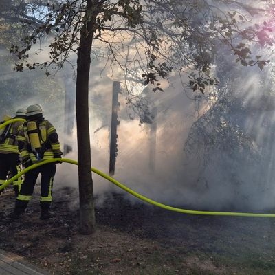 FW Südheide: Holzunterstand mit Dixi-Klo brennen in Hermannsburg