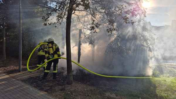 FW Südheide: Holzunterstand mit Dixi-Klo brennen in Hermannsburg