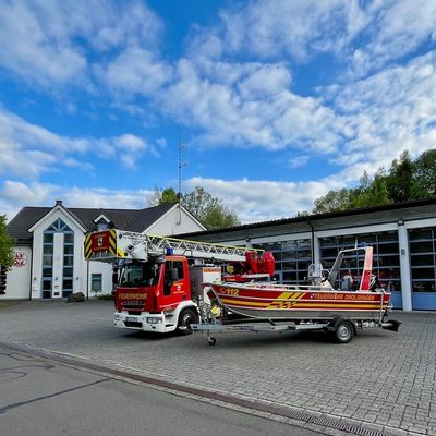 FW Drolshagen: Drehleiter und Mehrzweckboot gesegnet und offiziell im Dienst